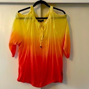 💥3/$10 in bundle💥 Cold Shoulder ombré top